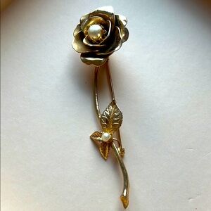 Elegant Gold Floral Brooch with Pearls